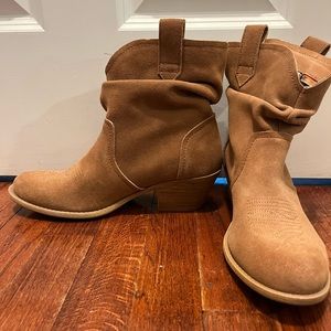 Women’s suede boots